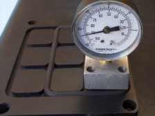 VC2 vacuum clamp with a vacuum gauge